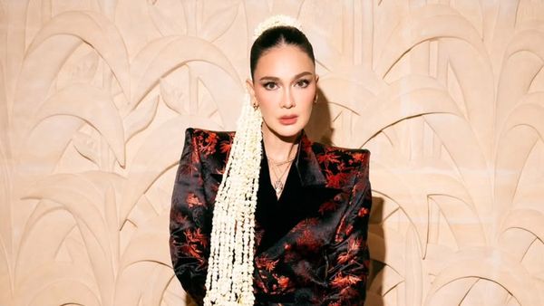 Gaya Dramatis Luna Maya di Premier Suzanna, Ronce Melati Curi Perhatian
