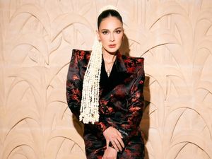 Gaya Dramatis Luna Maya di Premier Suzanna, Ronce Melati Curi Perhatian