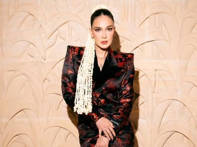 Gaya Dramatis Luna Maya di Premier Suzanna, Ronce Melati Curi Perhatian