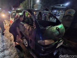 Hendak Jemput Anak Mudik, Mobil Warga Nganjuk Hangus Terbakar
