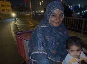 Bikin Haru! Perjuangan Ojol Wanita Antar Makanan Sambil Bawa Balita