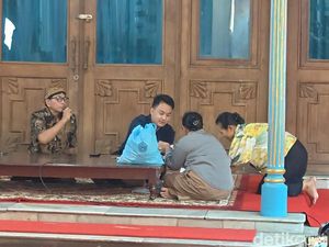 PB XIV Purbaya Bagikan THR ke Abdi Dalem, Isinya Sembako-Duit Rp 14 Ribu