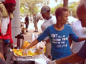 Salut! Pelayan Ini Sudah Bagikan 270 Ribu Makanan untuk Tunawisma