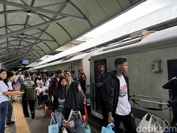 PLN Jatim Berangkatkan 640 Orang Mudik Gratis dari Stasiun Gubeng