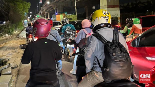 Sejumlah pemudik yang menggunakan sepeda motor mulai ramai terlihat melintasi Jalan Raya Kalimalang pada Selasa (17/3) malam, empat hari (H-4) menjelang Hari Raya Idulfitri 1447 Hijriah/Lebaran 2016.