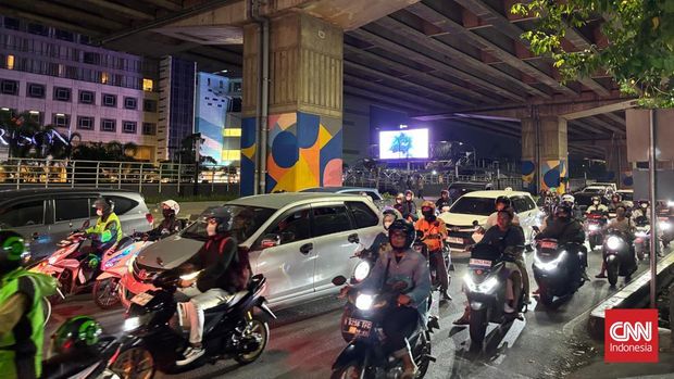 Sejumlah pemudik yang menggunakan sepeda motor mulai ramai terlihat melintasi Jalan Raya Kalimalang pada Selasa (17/3) malam, empat hari (H-4) menjelang Hari Raya Idulfitri 1447 Hijriah/Lebaran 2016.