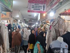 Pajak Sambu Ramai Jelang Lebaran, Penjualan Baju Meningkat