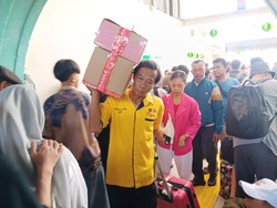 Ratusan Porter Berebut Cari Duit di Stasiun Senen, Bisa Angkut 20 Kali Sehari