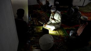 Potret Iktikaf Warga Terdampak Banjir di Masjid Darurat Aceh