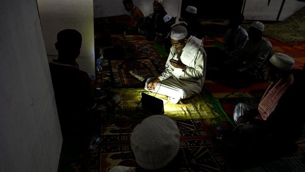 Potret Iktikaf Warga Terdampak Banjir di Masjid Darurat Aceh