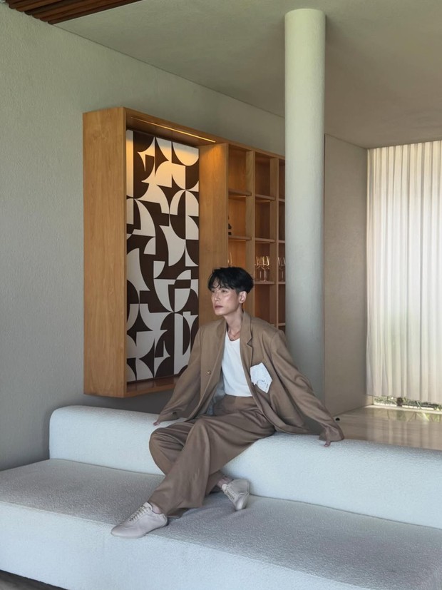 Potret Jung Kyung Ho di Bali/ Foto: instagram.com/allstar_allalllj Jung Kyung Ho membagikan momen di balik layar pemotretan bersama Esquire Korea yang bertempat di Bali.