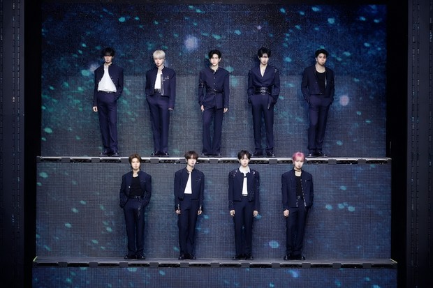 Potret ZEROBASEONE dalam konser encore 'Here & Now'.