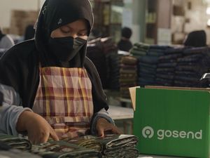 Mau Kirim Hampers Lebaran? GoSend Hadirkan Sarung Kolaborasi Gajah Duduk