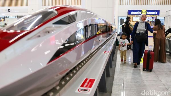 Stasiun Kereta Cepat Halim Mulai Dipadati Pemudik