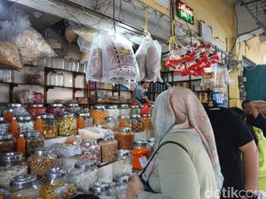 Jelang Lebaran, Pedagang Kue di Pasar Petisah Medan Keluhkan Sepi Pembeli
