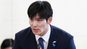 Potret Ganteng Gubernur Termuda Jepang Saat Kerja, Pesonanya Bikin Salfok