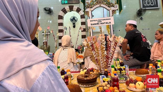 Sembilan marga adat Negeri Batu Merah di Ambon, Maluku mengantar dulang makanan untuk disantap di masjid di malam 27 Ramadan.