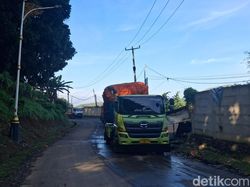 Kala Sopir Truk Sampah Terpaksa Nginap gegara Antrean di TPA Sarimukti