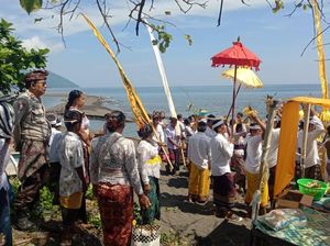 Khidmat Prosesi Melasti Jelang Nyepi di Tambora Bima