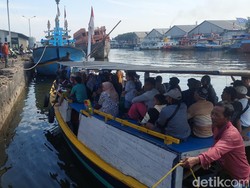 Ribuan Warga Gili Ketapang Jalani Tradisi Petolekoran, Tinggalkan Pulau Sehari
