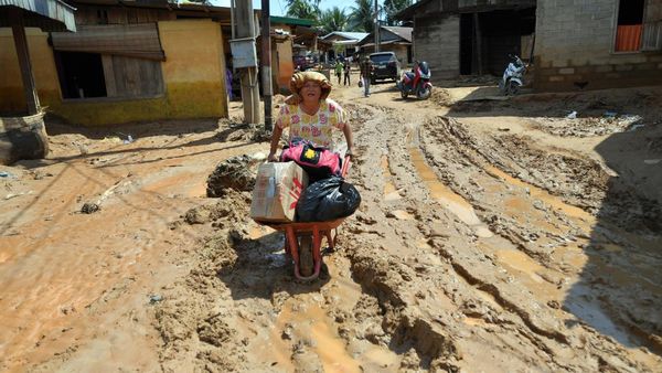 Warga Tapanuli Tengah Mulai Beraktivitas Usai Banjir Susulan