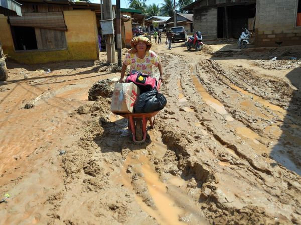 Warga Tapanuli Tengah Mulai Beraktivitas Usai Banjir Susulan