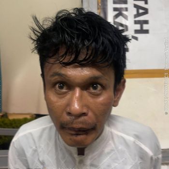 WRD (40) dipergoki mencuri HP milik jemaah Masjid Istiqlal yang badah iktikaf. WRD masuk ke Istiqlal dengan berpakaian seperti orang yang akan beribadah. (dok Istimewa)