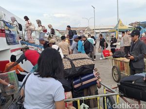 Pelabuhan Kalianget Sumenep Dipadati Pemudik di H-2 Lebaran