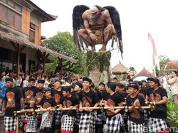Ogoh-ogoh Ubud Diserbu Bule, Rela Hujan-hujanan di Pinggir Jalan