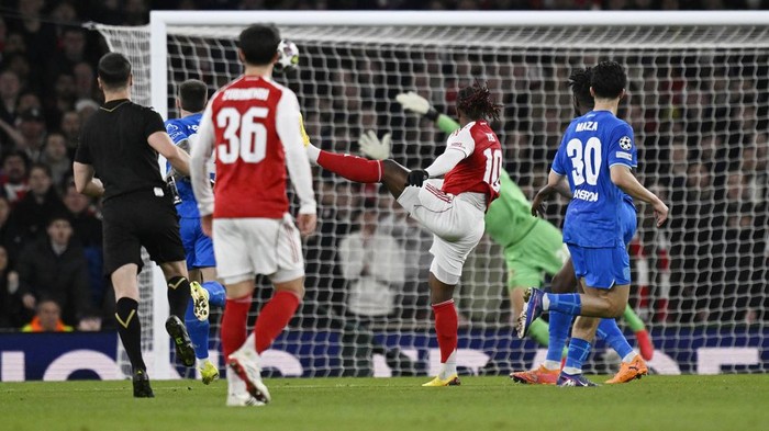 Soccer Football - UEFA Champions League - Round 16 - Second Leg - Arsenal v Bayer Leverkusen - Emirates Stadium, London, Britain - March 17, 2026 Arsenals Eberechi Eze scores their first goal REUTERS/Tony O Brien