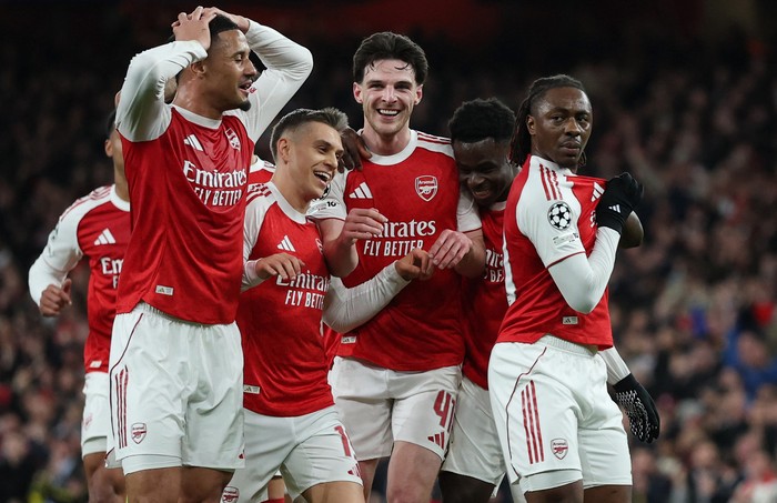 Soccer Football - UEFA Champions League - Round 16 - Second Leg - Arsenal v Bayer Leverkusen - Emirates Stadium, London, Britain - March 17, 2026 Arsenals Eberechi Eze celebrates scoring their first goal with William Saliba, Bukayo Saka, Leandro Tro