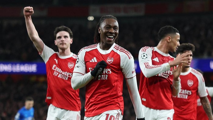 Soccer Football - UEFA Champions League - Round 16 - Second Leg - Arsenal v Bayer Leverkusen - Emirates Stadium, London, Britain - March 17, 2026 Arsenals Eberechi Eze celebrates scoring their first goal with Declan Rice and William Saliba Action Im