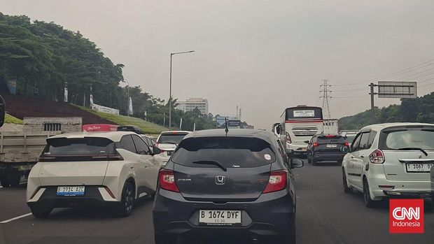 Kepadatan arus lalu lintas (lalin) di ruas Tol Jakarta-Cikampek (Japek) arah Cikampek masih terus terjadi hingga Rabu (18/3) siang hari ini.