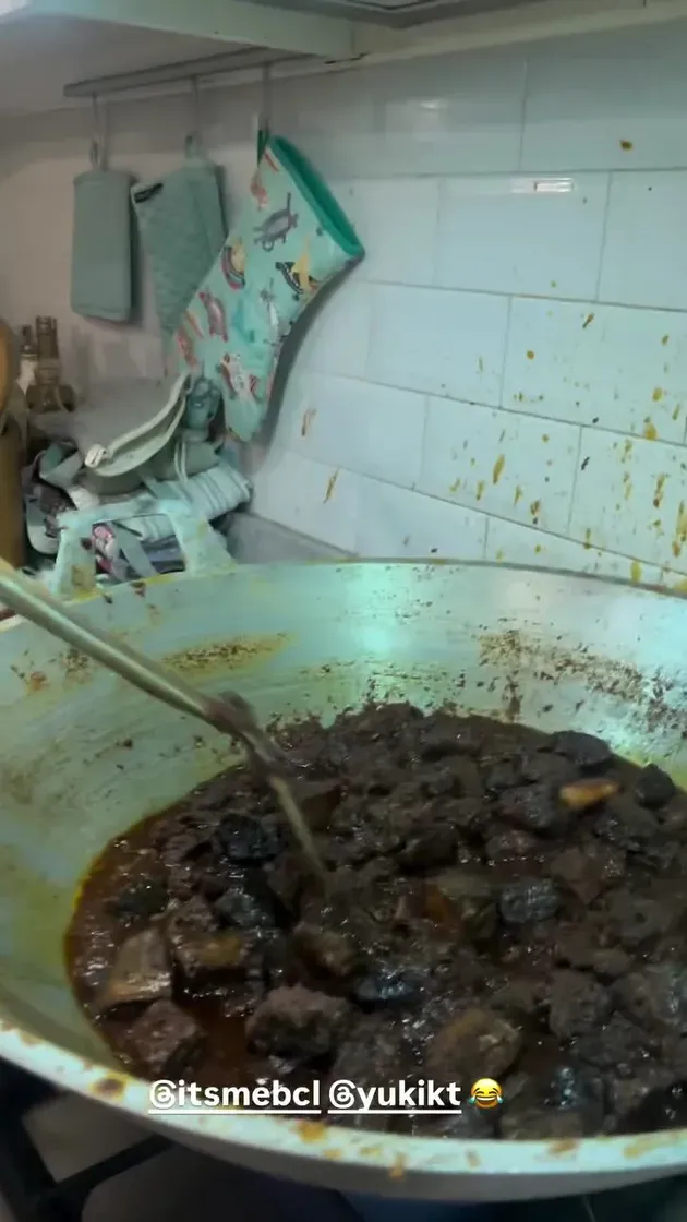 BCL Turun ke Dapur! Masak 7 Kg Rendang hingga 6 Jam Buat Lebaran BCL Turun ke Dapur! Masak 7 Kg Rendang hingga 6 Jam Buat Lebaran
