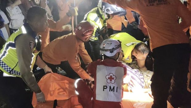 Bus PO Zentrum MK menbarak mobil Daihatsu pick up di ruas Tol Pejagan–Pemalang KM 259.300 A, Desa Banjaratma, Kecamatan Bulakamba, Kabupaten Brebes, Jawa Tengah, Selasa (17/3) sekitar pukul 21.39 WIB.