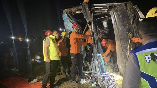 Bus PO Zentrum MK menbarak mobil Daihatsu pick up di ruas Tol Pejagan–Pemalang KM 259.300 A, Desa Banjaratma, Kecamatan Bulakamba, Kabupaten Brebes, Jawa Tengah, Selasa (17/3) sekitar pukul 21.39 WIB.