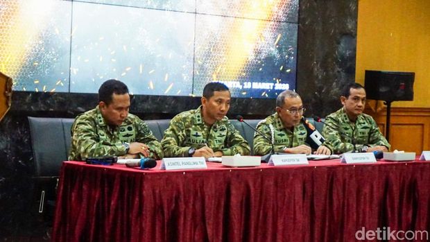 Puspom TNI menetapkan empat anggota BAIS TNI sebagai tersangka kasus penyiraman air keras terhadap aktivis KontraS, Andrie Yunus