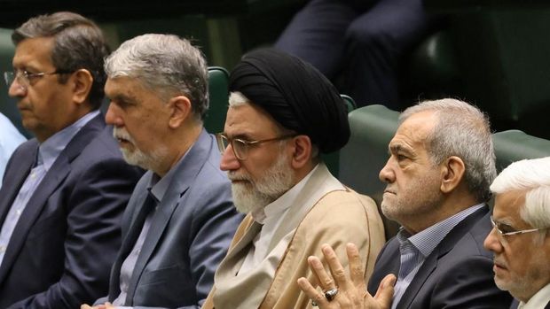 Esmail Khatib Menteri Intelijen Iran Esmail Khatib (tengah) duduk bersama Presiden Iran Masoud Pezeshkian (tengah-kanan) sebelum berpidato untuk membela pemilihan kabinetnya kepada anggota parlemen di ibu kota Teheran pada 17 Agustus 2024.