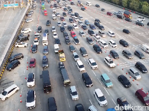 Video Antrean Panjang Kendaraan di GT Cikampek Utama