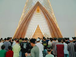 Merawat Indonesia dengan Spirit Fitrah