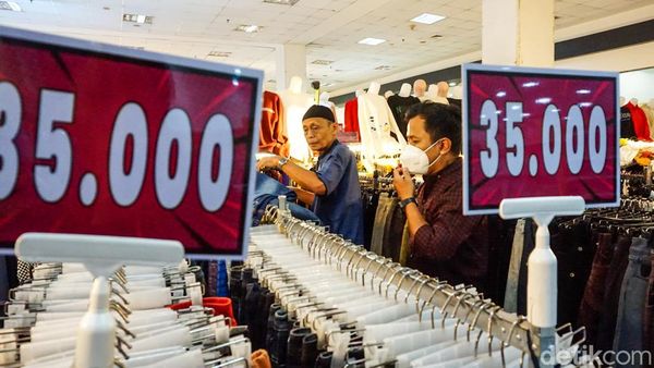 Jelang Idulfitri, Warga Berburu Baju Bekas