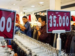 Jelang Idulfitri, Warga Berburu Baju Bekas