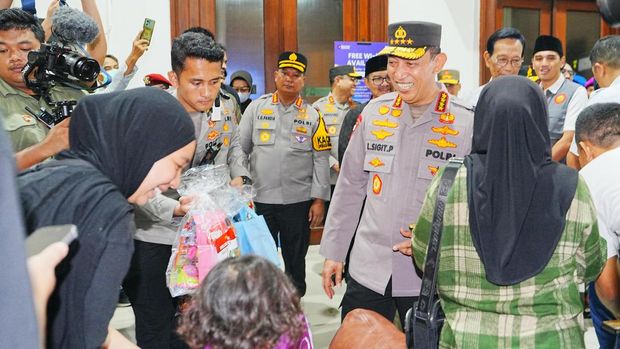 Kapolri Jenderal Listyo Sigit Prabowo saat meninjau kesiapan Operasi Ketupat Progo 2026 di Stasiun Tugu, Daerah Istimewa Yogyakarta (DIY). (dok istimewa)