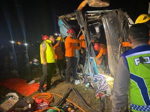 Bus Tabrak Mobil Usai Nyalip Lewat Bahu Jalan di Tol Brebes