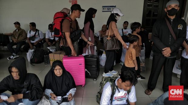 Sejumlah calon penumpang di Stasiun Pasar Senen, Jakarta, Rabu, 18 Maret 2026. (CNN Indonesia/Adhi Wicaksono)