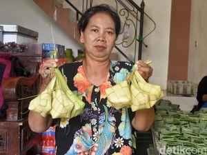 Produksi Kupat Kampung Lontong Surabaya Meningkat Jelang Lebaran