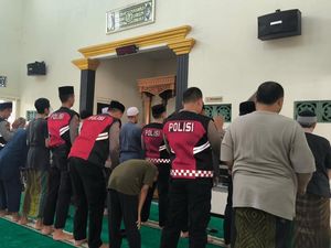 Kembali Beribadah, Warga Jember Masih Was-was Usai Ledakan di Masjid