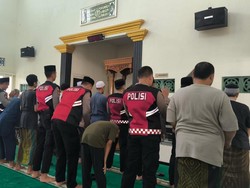 Kembali Beribadah, Warga Jember Masih Was-was Usai Ledakan di Masjid