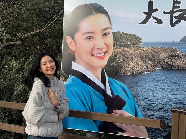 Lee Young Ae Tapak Tilas ke Jeju, Visualnya Tetap Sama Setelah 22 Tahun