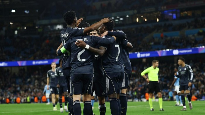 Soccer Football - UEFA Champions League - Round 16 - Second Leg - Manchester City v Real Madrid - Etihad Stadium, Manchester, Britain - March 17, 2026 Real Madrids Vinicius Junior celebrates scoring their second goal with teammates Action Images via